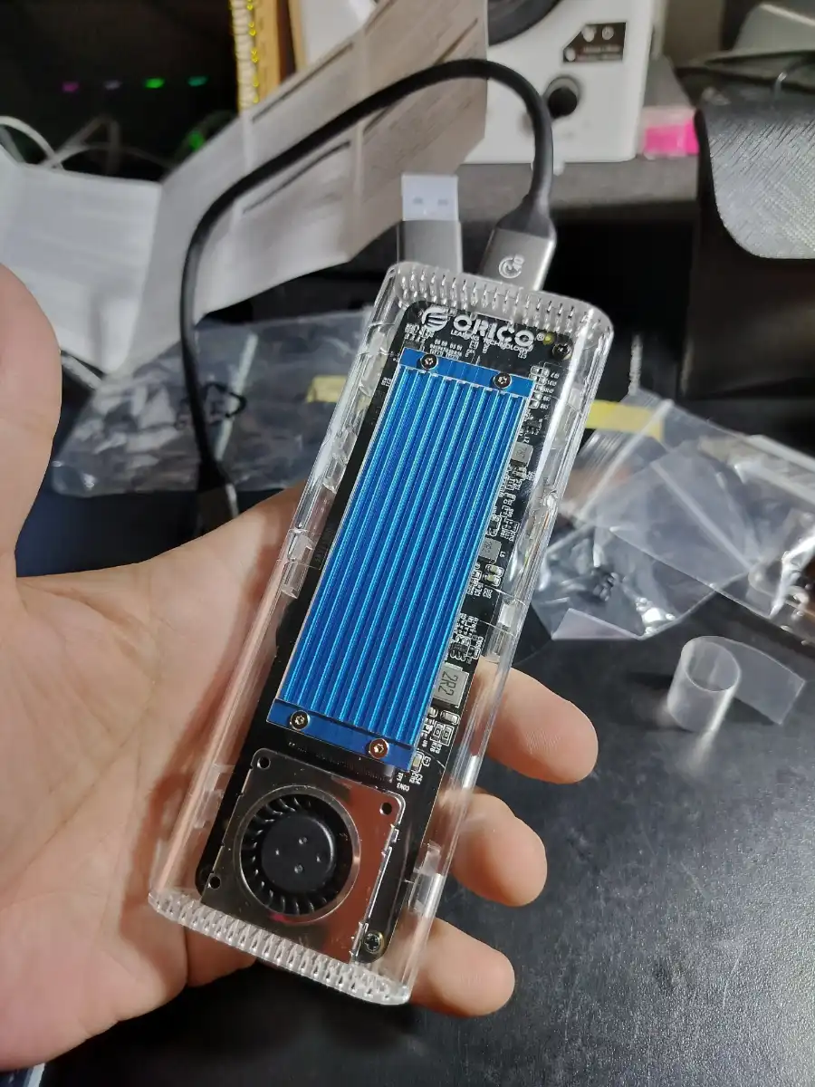 ORICO e7400 2TBとORICO TCM2-U4ケースの実物サイズ感
